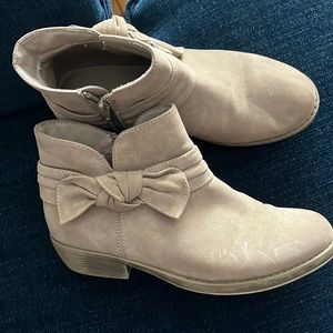 Girls ankle boots w bow. Size 5